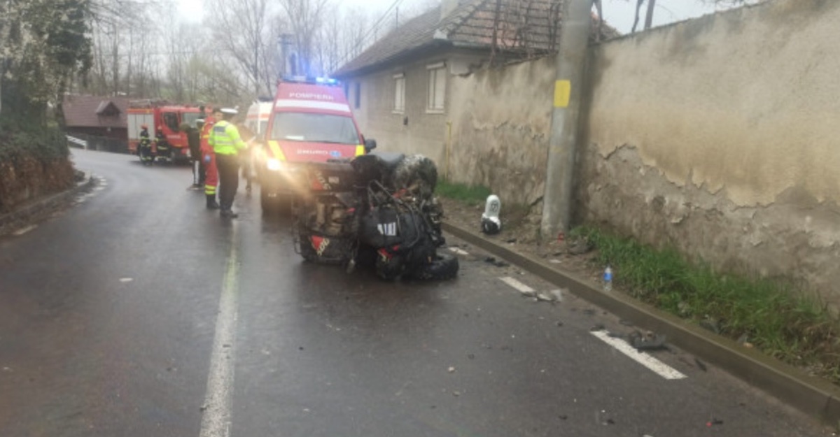 Actualizare Tânărul adus în Sibiu, în urma unui accident de ATV, în Brașov, se află în stare gravă. O fată de 19 ani a murit