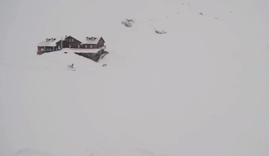 Risc mare de avalanşe în munţii Făgăraş. La Bâlea Lac zăpada măsoară 2,6 metri