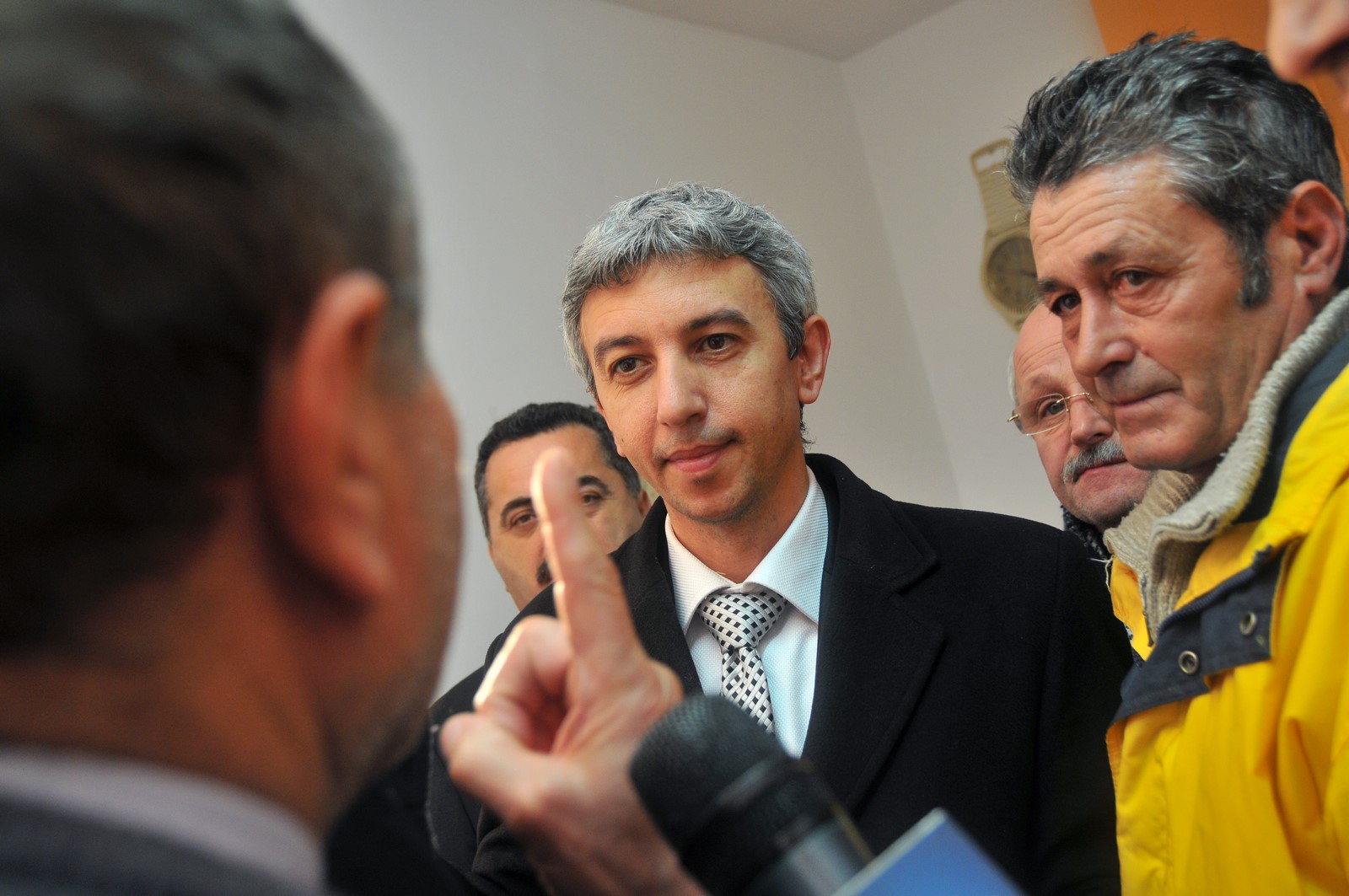 Actualizare. Dan Diaconescu, acuzat că ar fi întreținut relații sexuale cu minore, a fost ridicat de polițiști și dus la audieri