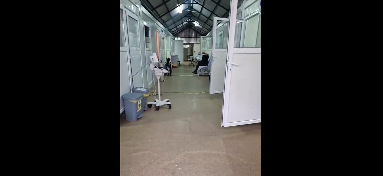 Un sibian spune că fiica lui a fost ținută 10 ore la Urgențe fără să i se facă nimic și face un live pe FB. Spitalul: „Considerăm nejustificată, jignitoare și ofensatoare atitudinea tatălui pacientei”