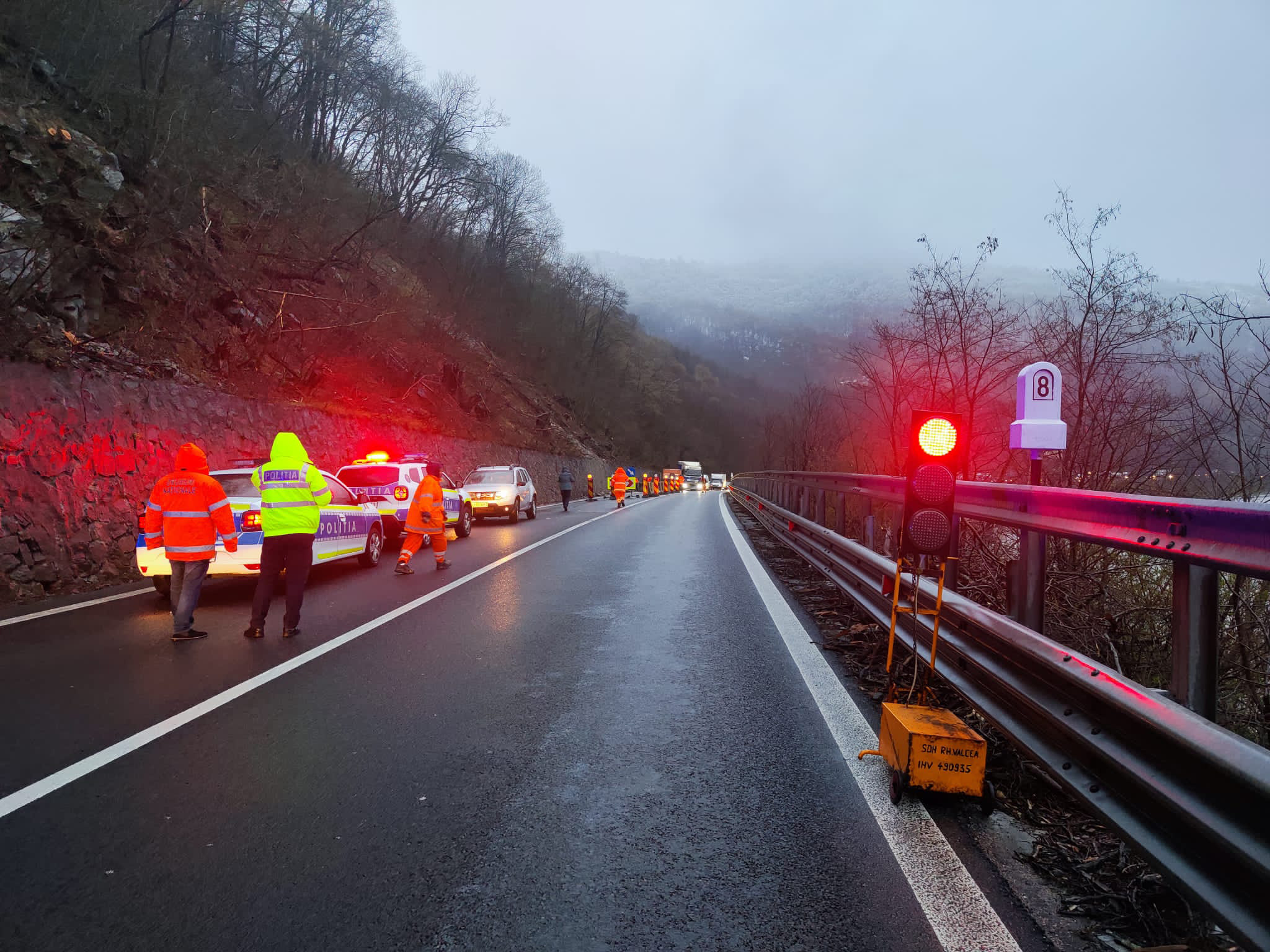 Traficul pe Valea Oltului a fost redeschis pe ambele sensuri, în zona Câineni
