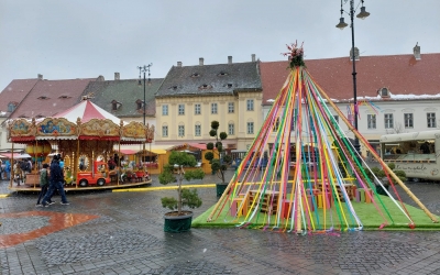 S-a deschis Târgul de Paști din Sibiu: De la plante, iepurași și mâncare turcească, la cosmetice naturale și muzeu de ciocolată