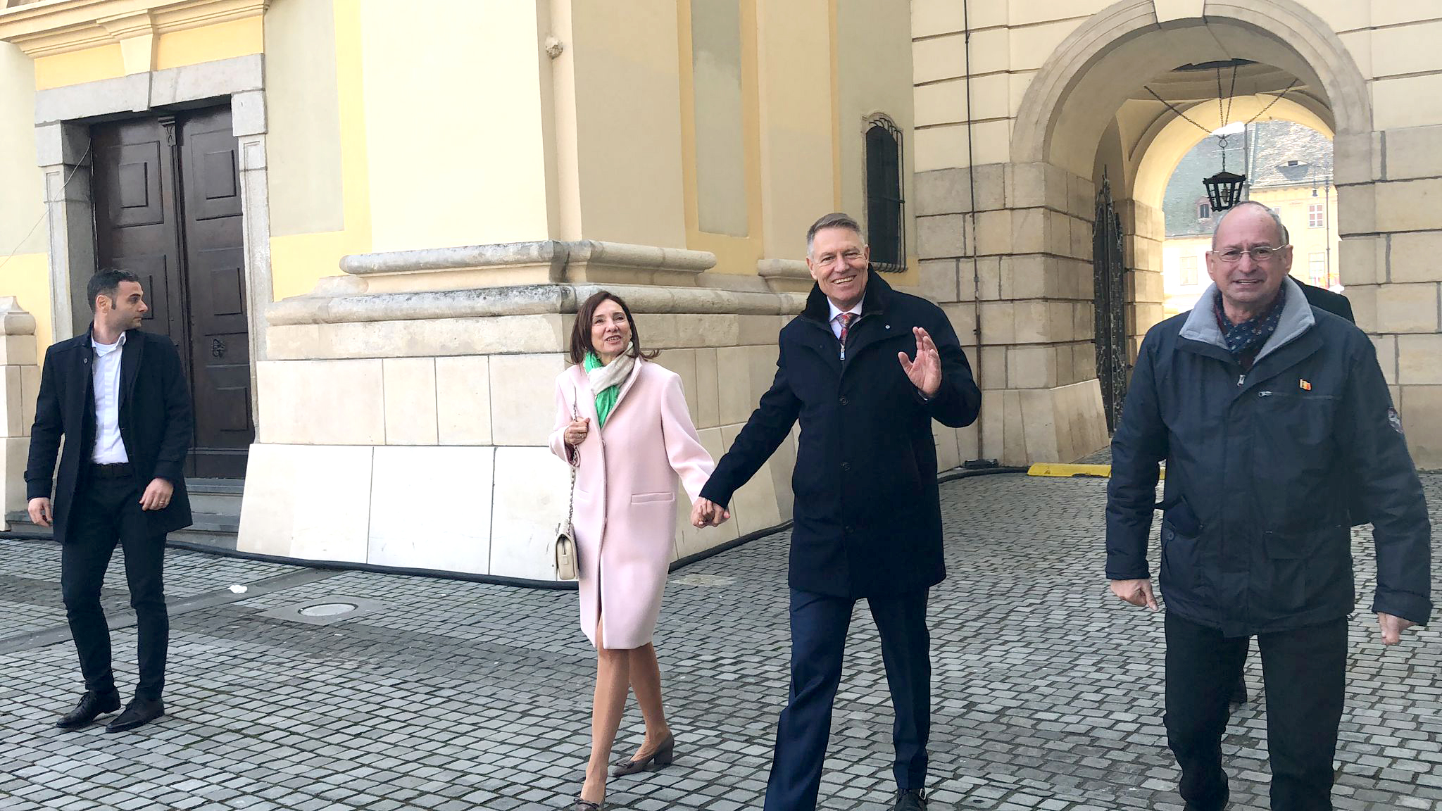 Klaus Iohannis a povestit cu sibienii după slujba de Paști. „Îl iubim foarte mult aici la Sibiu”