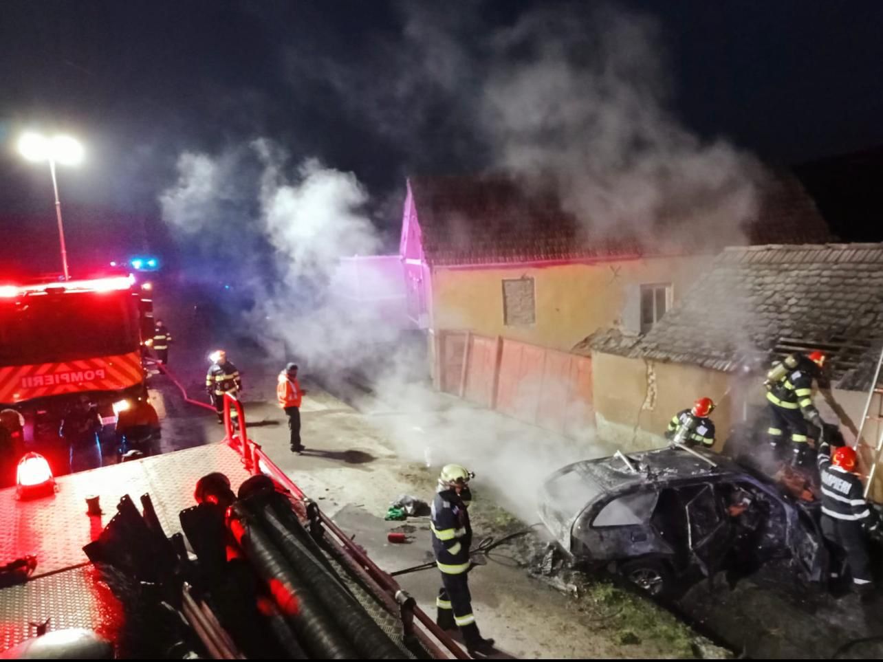 O mașină a ars în totalitate în Chirpăr. Incendiul a afectat și o locuință