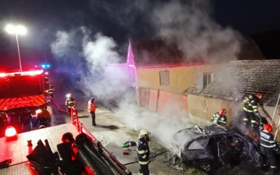 O mașină a ars în totalitate în Chirpăr. Incendiul a afectat și o locuință