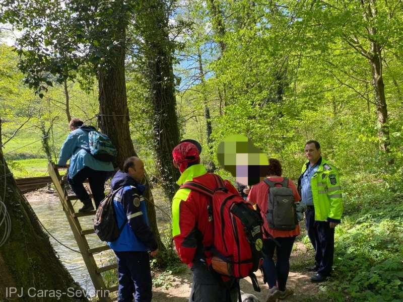 Zece turişti, între care cinci copii, salvaţi după ce s-au rătăcit în Cheile Caraşului