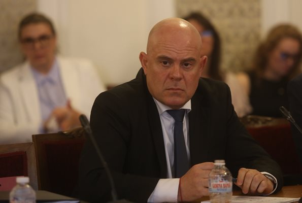 Explozie la trecerea mașinii oficiale a procurorului șef din Bulgaria. Nimeni nu a fost rănit