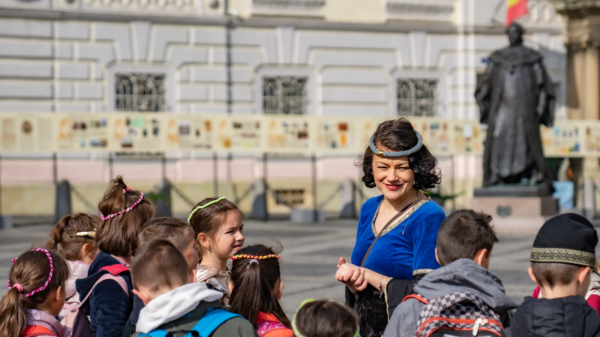 Turiști în orașul lor - Un ghid de turism din Sibiu i-a învățat pe elevi istoria orașului prin jocuri interactive. „Am încercat să îi fac să își aprecieze mai mult țara”