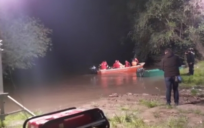 Bărbatul care conducea barca cu 12 persoane răsturnată în Mureș nu avea permis şi era băut. A fost reţinut de polițiști