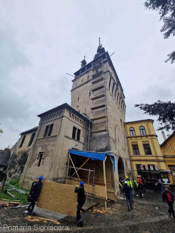 După 129 de ani, a început restaurarea acoperişului Turnului cu Ceas din Cetatea Medievală Sighişoara