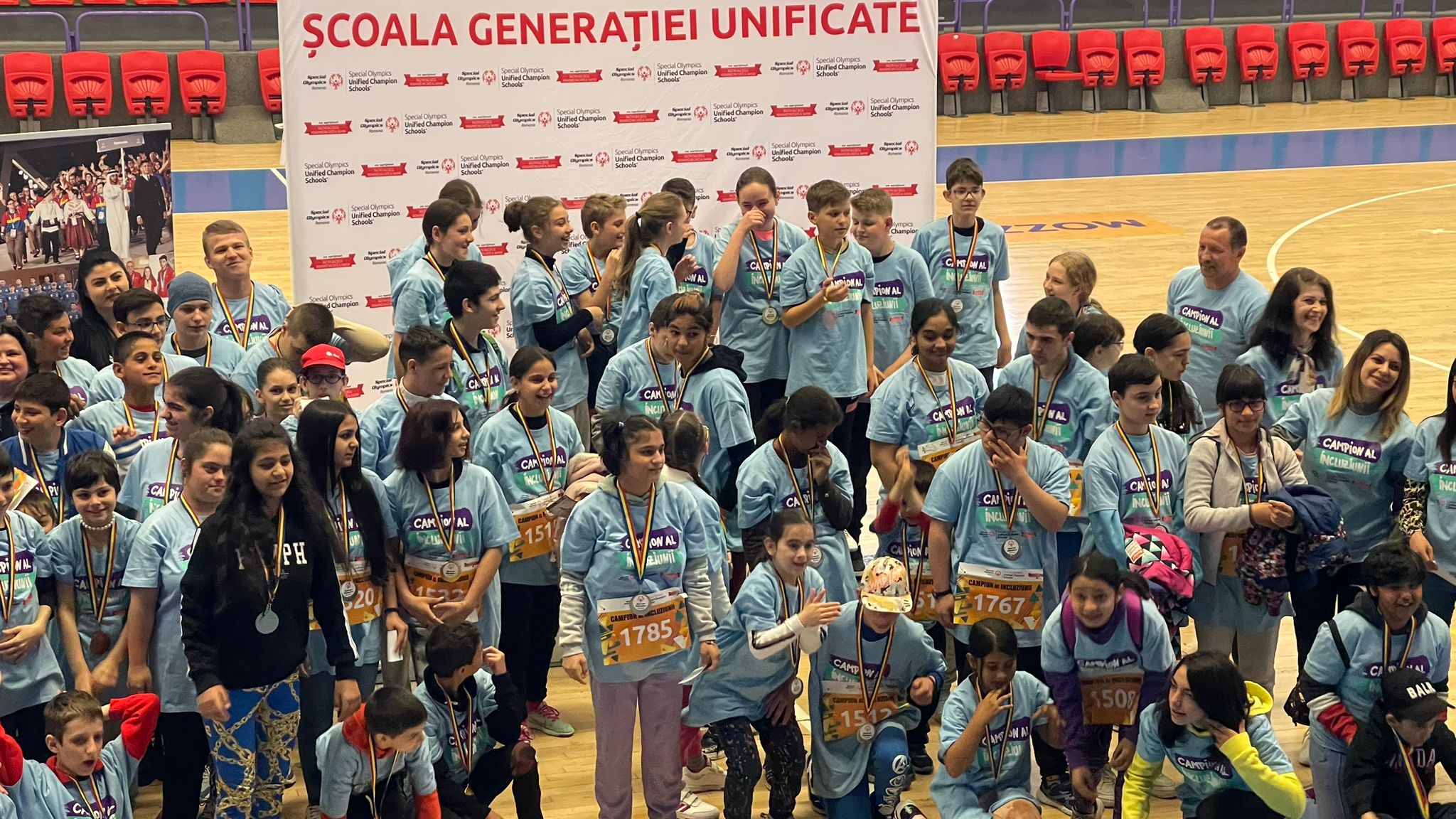 Special Olympics la Sala Transilvania. Zeci de copii cu și fără dizabilități din școlile sibiene s-au întrecut în competiții sportive menite să-i unească