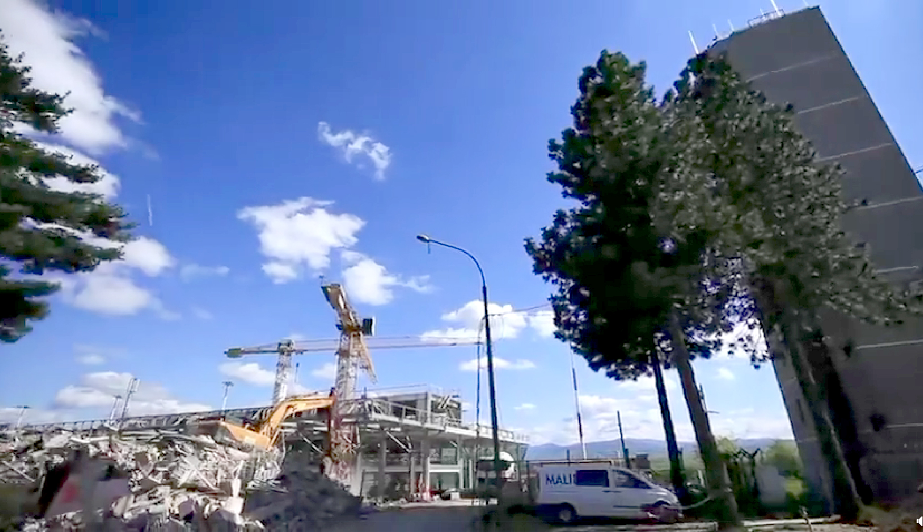 Vechea aerogară a fost demolată. Lucrările de extindere a aeroportului sunt programate să se încheie în cursul acestui an