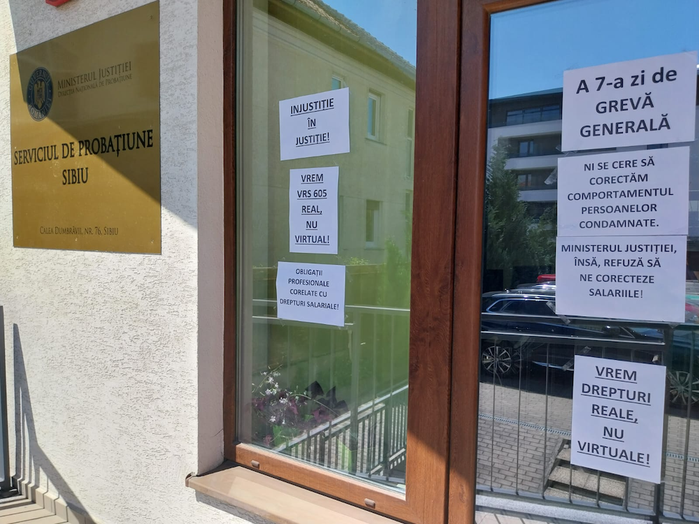 Grevă în zi de salariu: consilierii de probațiune de la Sibiu protestează pentru a 9-a zi consecutiv