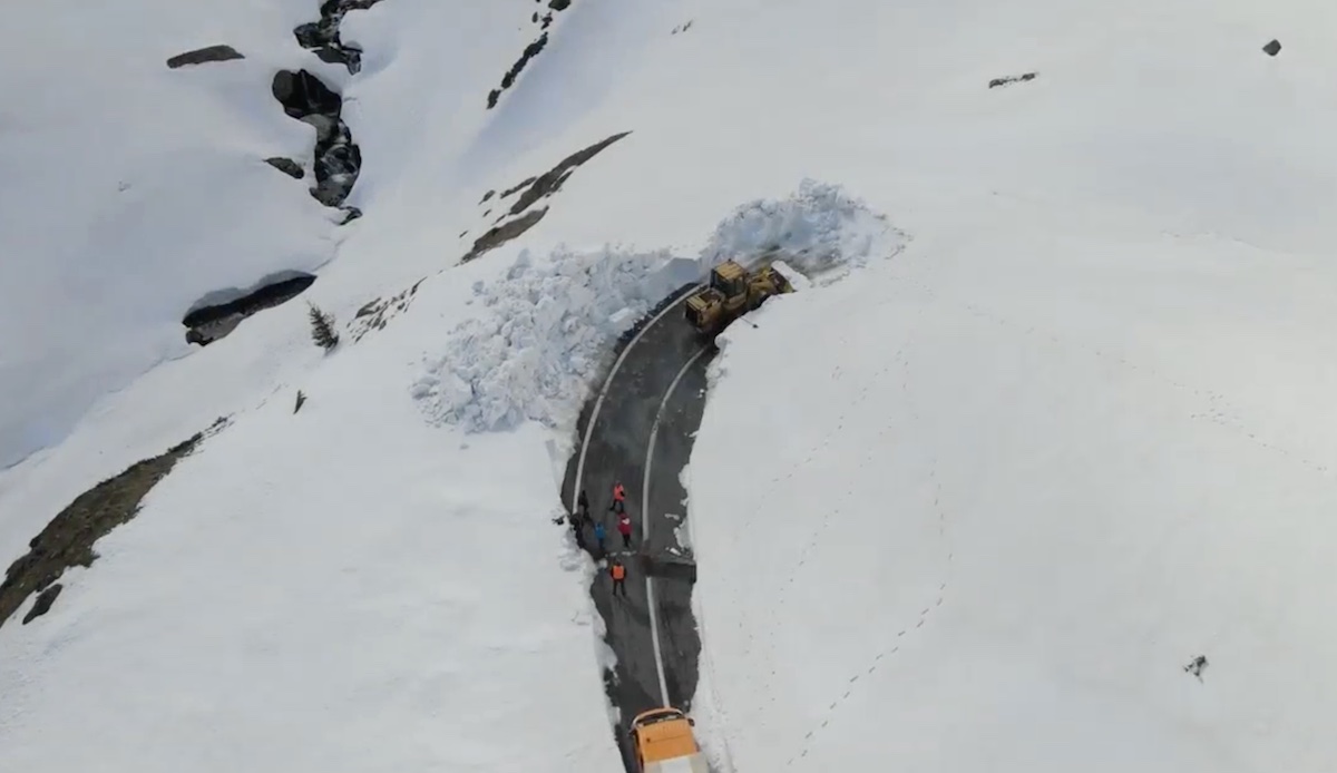 VIDEO A început deszăpezirea Transfăgărășanului. ”Zăpada depășește pe alocuri 5-6 metri grosime”