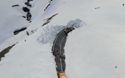 VIDEO A început deszăpezirea Transfăgărășanului. ”Zăpada depășește pe alocuri 5-6 metri grosime”