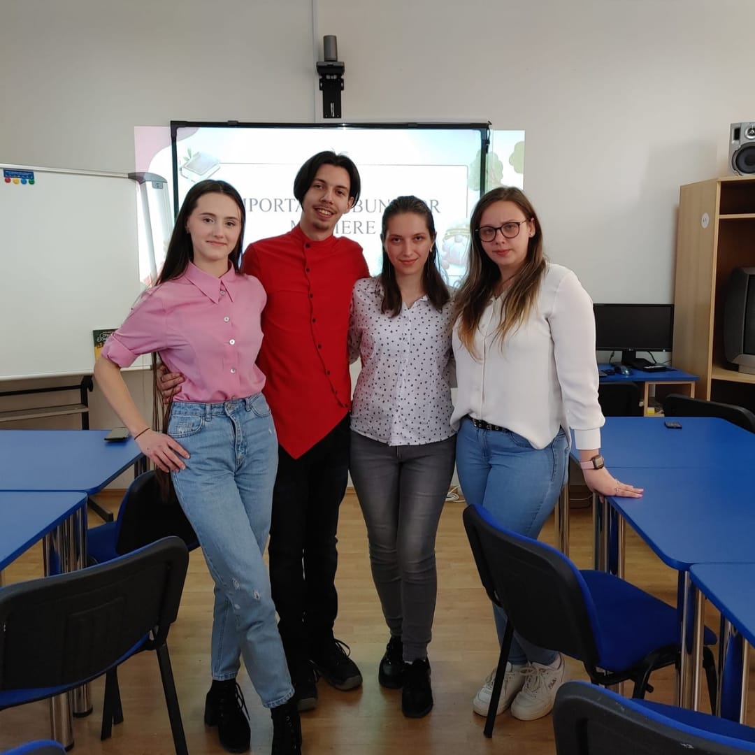 Patru studenți de la Facultatea de Științe Economice i-au învățat pe copiii din Agnita bunele maniere. „Ne considerăm norocoși pentru că am avut ocazia să realizăm această campanie”