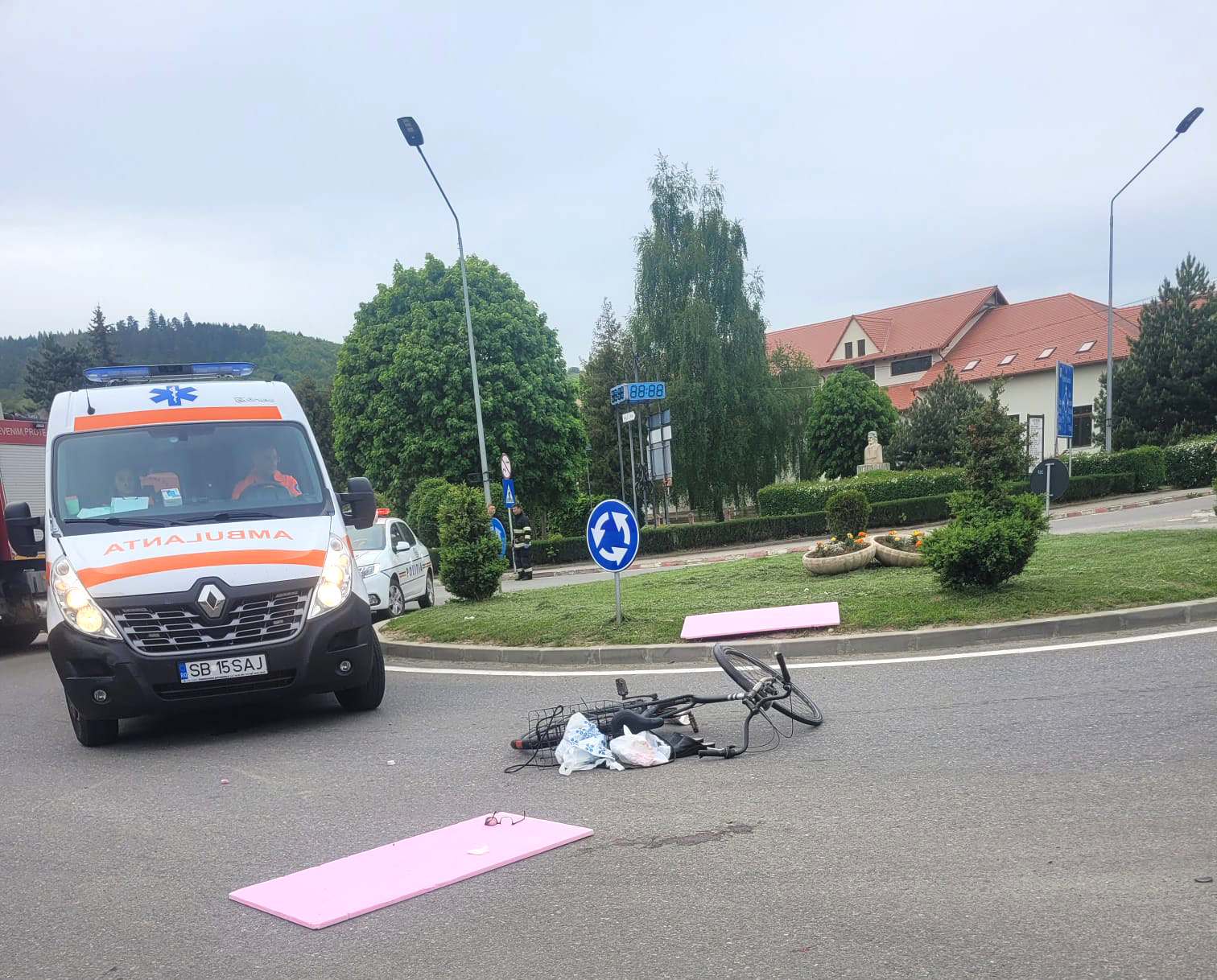 Biciclist de 72 de ani, accidentat de o conducătoare auto care nu i-a dat prioritate