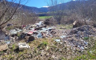 Cantități însemnate de gunoaie aruncate pe malul râului Sibiel, într-una dintre cele mai frumoase zone ale județului