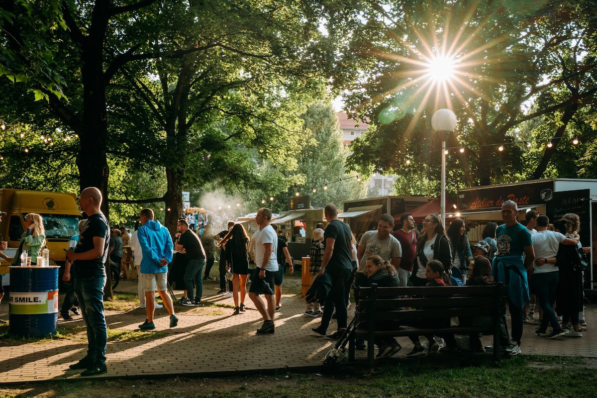 VINO la cel mai cool street food din Sibiu - Muzica bună și zeci de food truck-uri ”invadează” Parcul Tineretului timp de patru zile