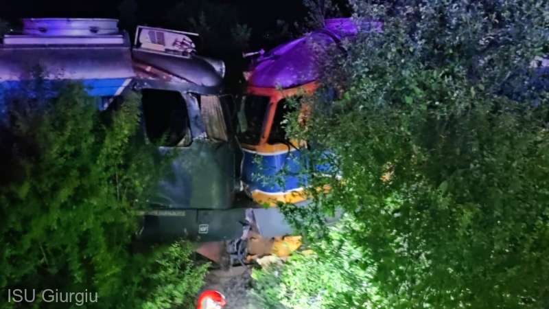 Accident cu două locomotive în județul Giurgiu. Doi bărbați au fost răniți