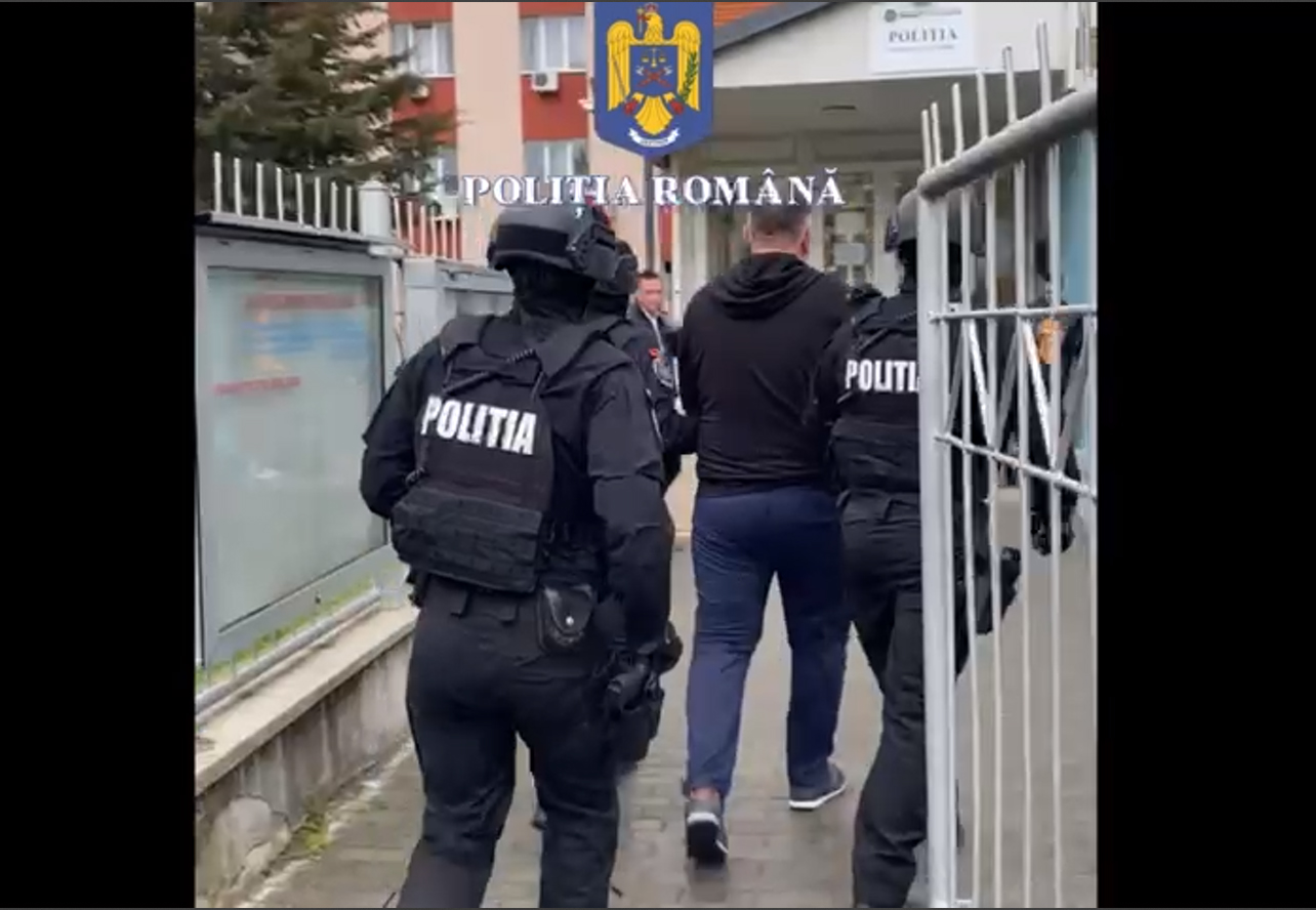 Percheziții în Sibiu. Prejudiciu de 800.000 de euro: furt calificat, fals informatic, acces ilegal la un sistem informatic. 16 persoane, aduse la audieri