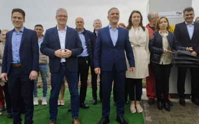 Centrală fotovoltaică, inaugurată de unul dintre primii investitori din Zona Industrială Vest. Director: „Investițiile nu sunt gândite pentru a reduce personalul, ci pentru a optimiza procesele”