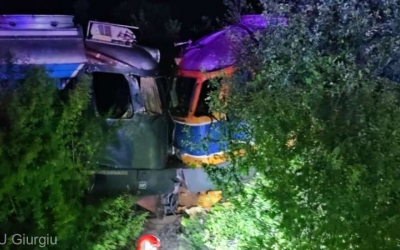 Accident cu două locomotive în județul Giurgiu. Doi bărbați au fost răniți