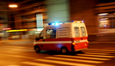 O ambulanță a fost lovită în trafic, pe Șoseaua Alba Iulia. O femeie de 39 de ani, șoferul autoturismului care a lovit ambulanța, a fost rănită ușor