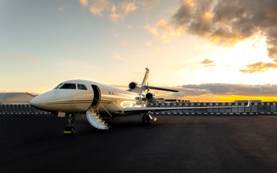 FOTO Președintele Iohannis s-a întors de la Summitul Consiliului Europei direct la Sibiu. Avionul privat de tip Dassault Falcon 7X a aterizat pe Aeroportul Sibiu
