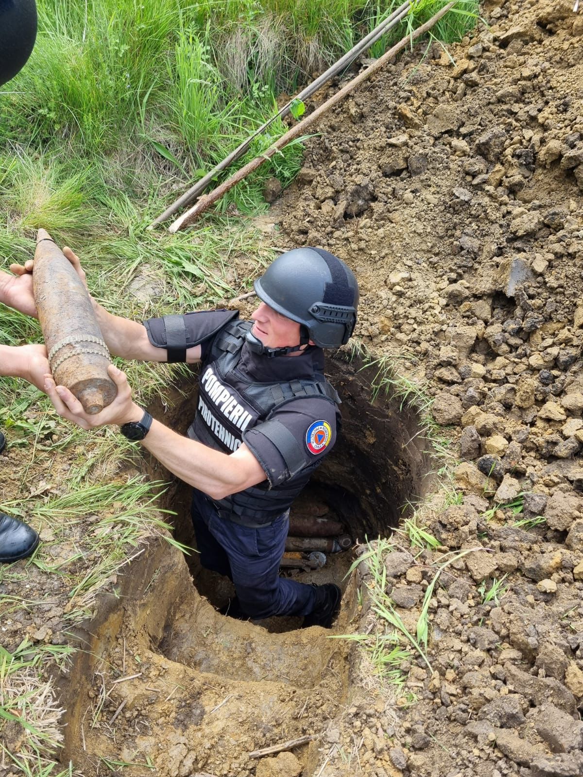 Echipa pirotehnică a ISU Sibiu a distrus în poligonul din Gușterița 12 proiectile de diferite calibre, 6 grenade defensive și aproape 2.000 de cartușe