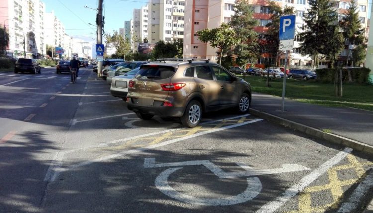Persoanele cu handicap vor trebui să solicite de la Primărie legitimații noi pentru locurile de parcare. Din 1 iulie