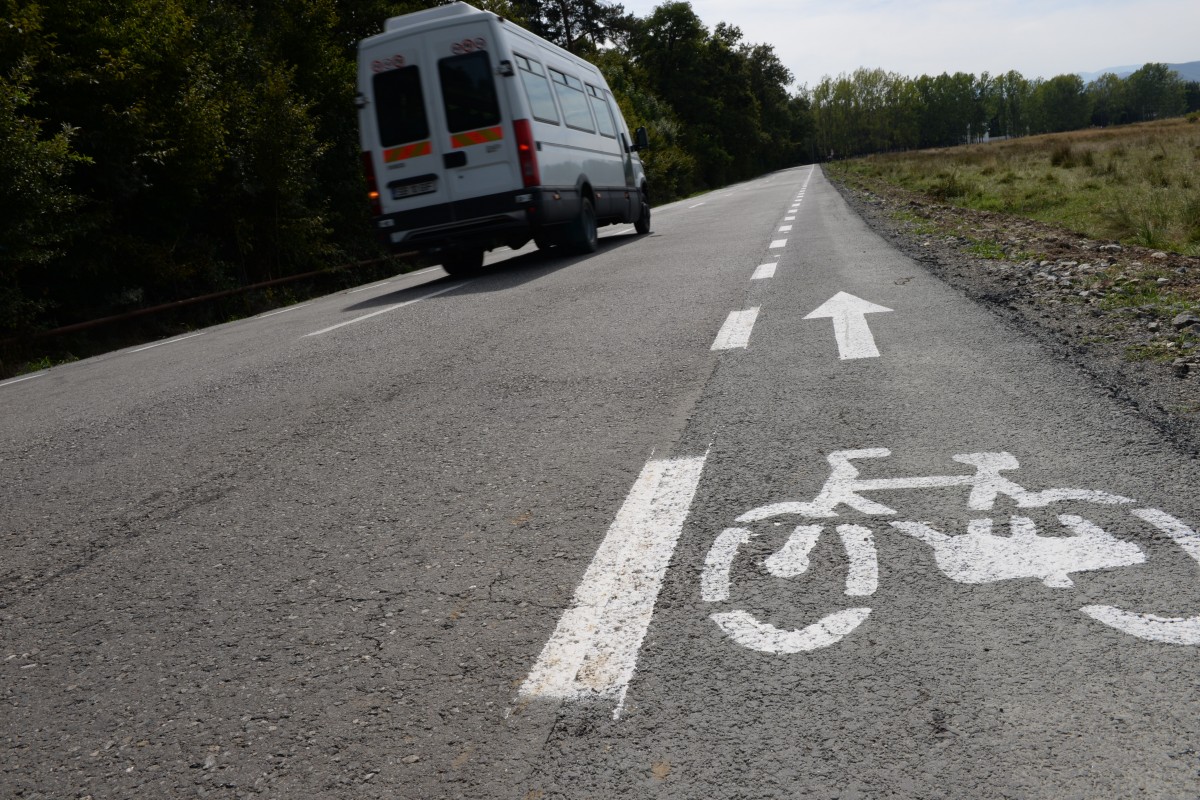 Cea mai lungă pistă de biciclete propusă de CJ Sibiu: aproape zece mil. de euro, 21 de km. Cu zonă de siguranță, fără o astfel de zonă și direct pe șosea