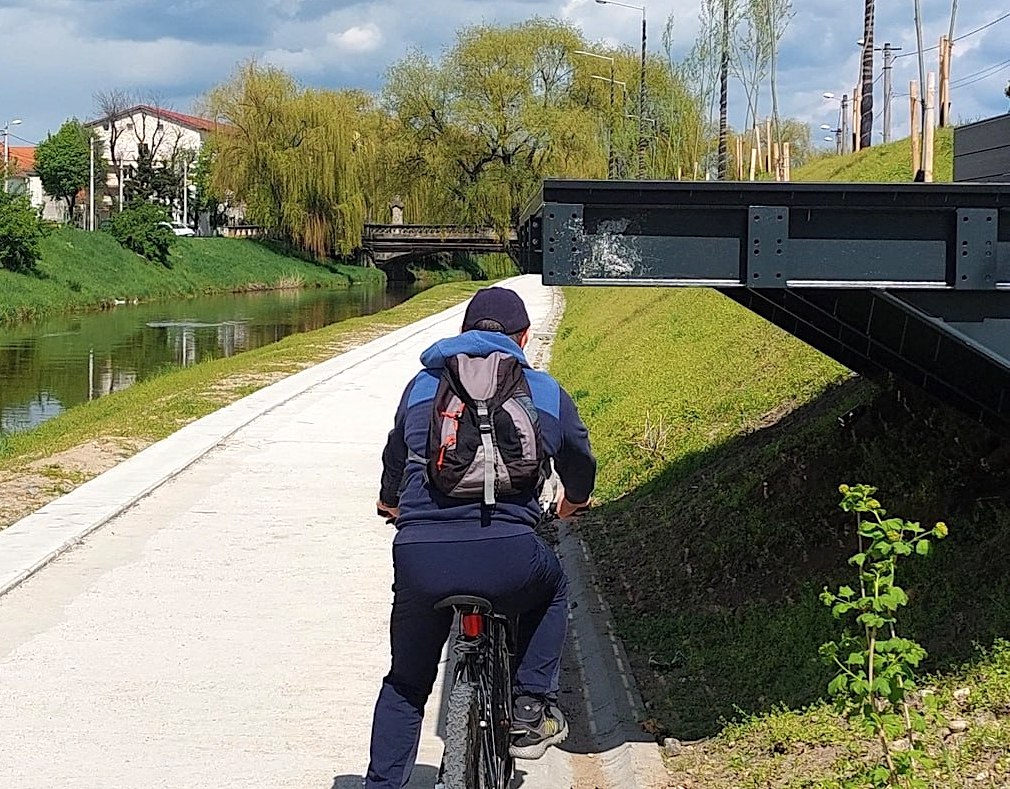 „Pistă de dat cu capul”. Consilierii USR văd pericol pe malul Cibinului. Primăria: acolo e șantier, din balcon urmează a fi tăiat