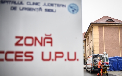 A vrut să sune la 112 în timp ce era la UPU Sibiu: Nimeni nu venea și soția era aproape leșinată. Spitalul susține că pacienta a fost tratată în 3,5 ore