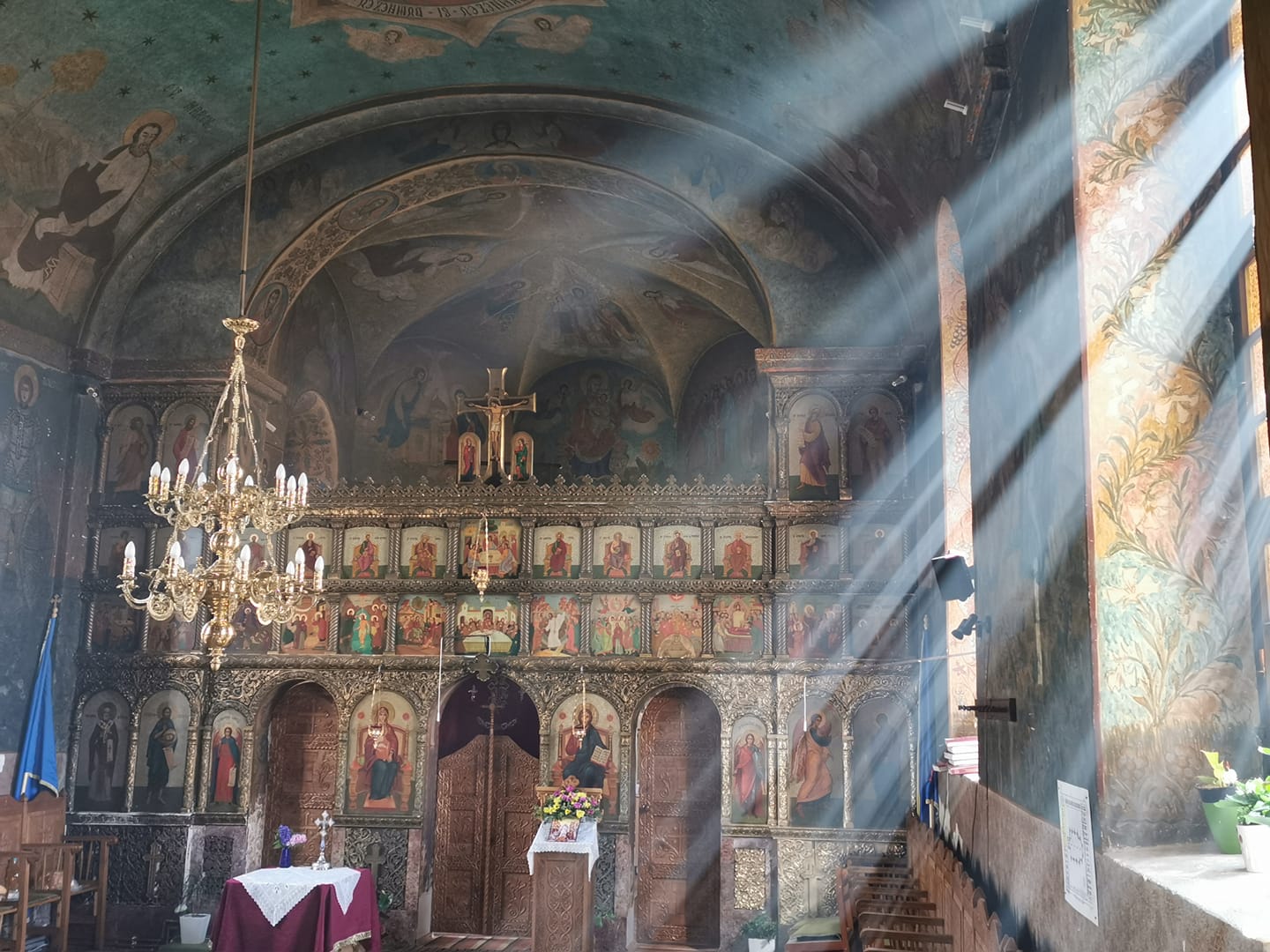 Peste 1,8 milioane de români îşi serbează onomastica de Sf. Constantin şi Elena