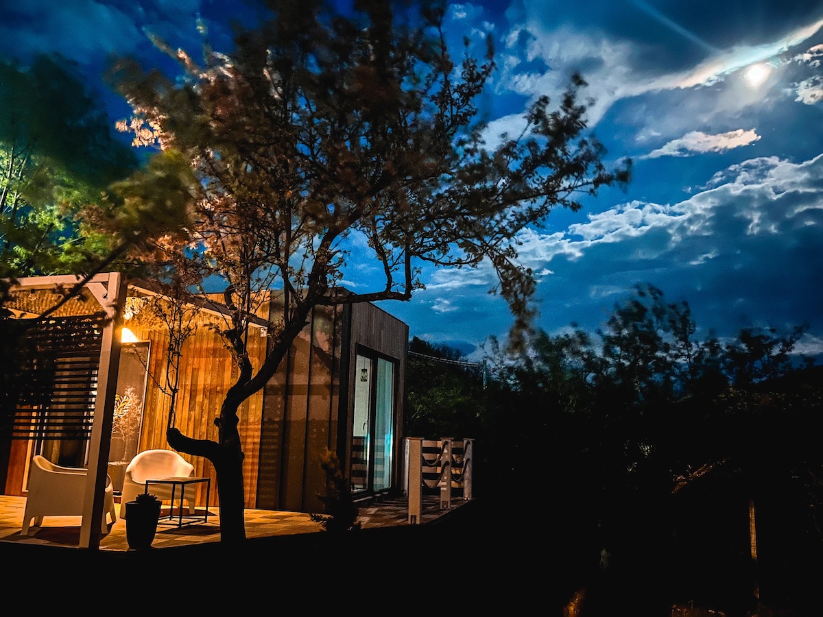 Un român și o olandeză au construit un tiny house în Sadu. Investiție de 32.000 euro: Căsuța de 25mp poate fi închiriată