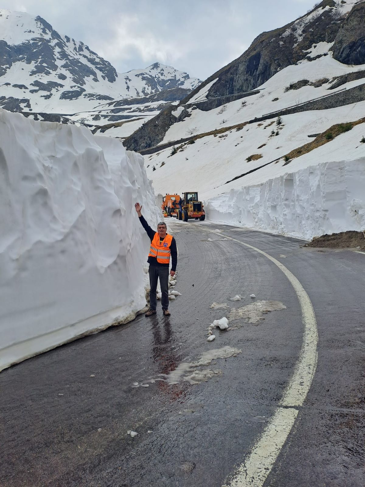 VIDEO Continuă deszăpezirea Transfăgărășanului. Se încearcă deschiderea drumului în 15 iunie