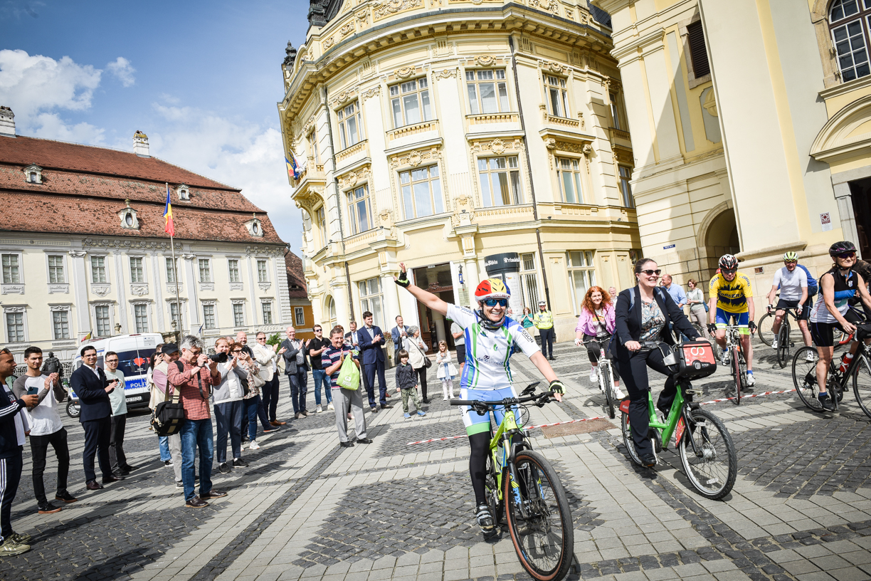 Din Sibiu până în Olanda, cu bicicletele. Adina și Wouter Janssen au plecat în cursa ciclistă de 3.500 de kilometri: Nu contează cum va fi vremea, vom merge înainte
