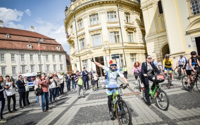 Din Sibiu până în Olanda, cu bicicletele. Adina și Wouter Janssen au plecat în cursa ciclistă de 3.500 de kilometri: Nu contează cum va fi vremea, vom merge înainte