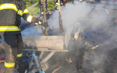 Pompierii au intervenit pentru stingerea unui incendiu la o remorcă plină cu mobilă și materiale textile