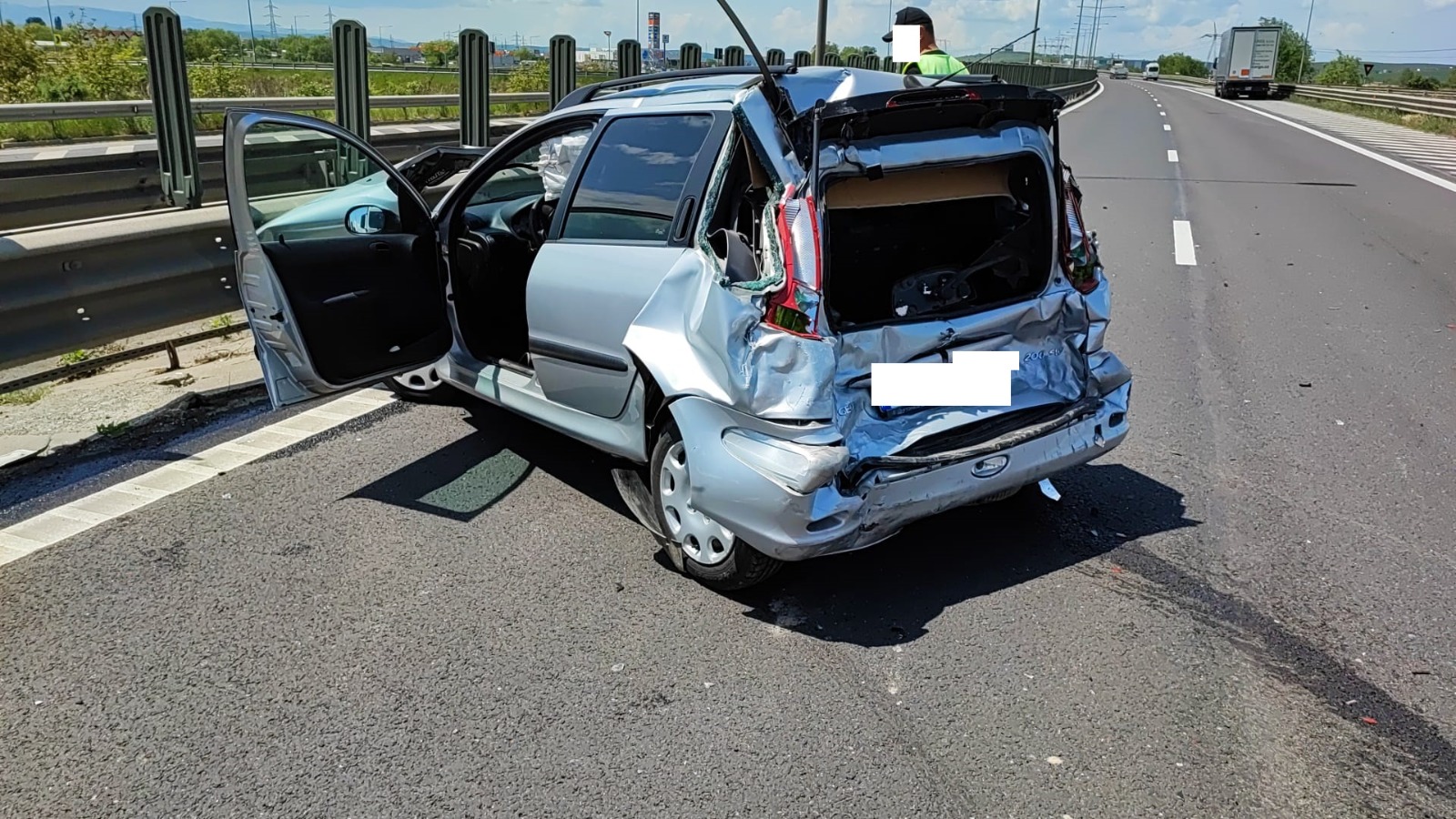 Mașină lovită de două TIR-uri, pe autostrada A1, aproape de ieșirea spre Mediaș