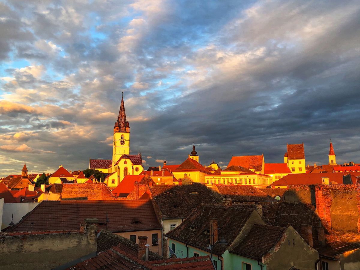 Vreme în continuare caldă în județ. S-ar putea să plouă, chiar cu grindină, în anumite zone