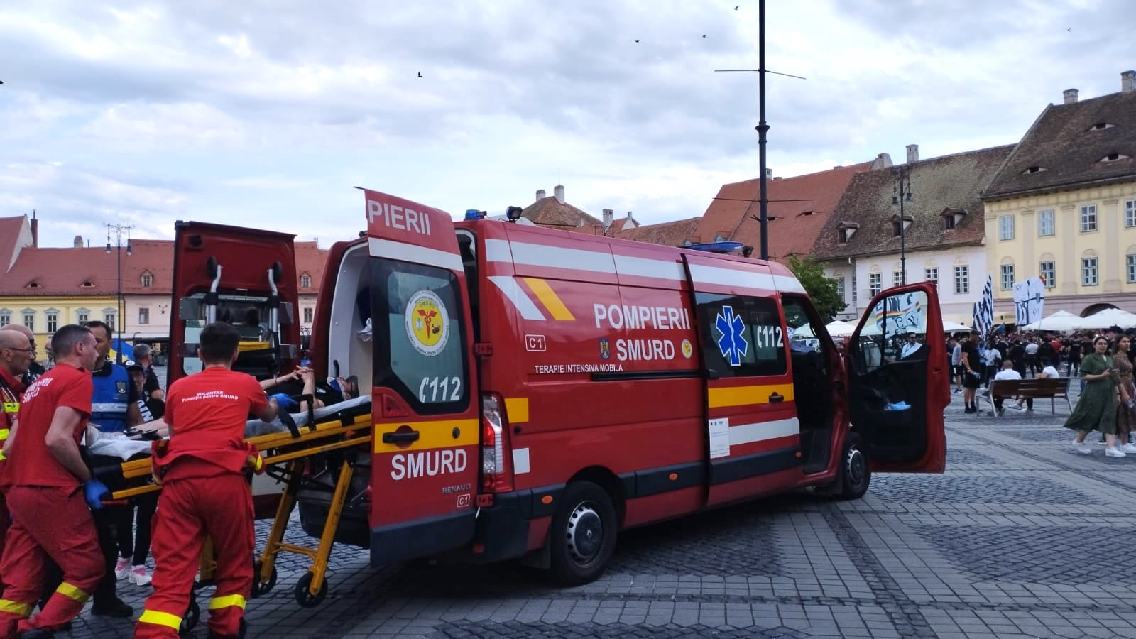 Un suporter al „U” Cluj a ajuns la spital. A căzut de pe un stâlp din Piața Mare