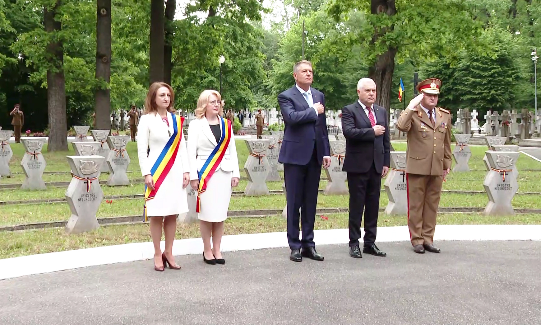 VIDEO. Iohannis la Sibiu, de Ziua Eroilor: Distinși veterani de război, dragi militari, națiunea română vă este recunoscătoare