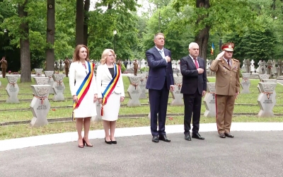 VIDEO. Iohannis la Sibiu, de Ziua Eroilor: Distinși veterani de război, dragi militari, națiunea română vă este recunoscătoare