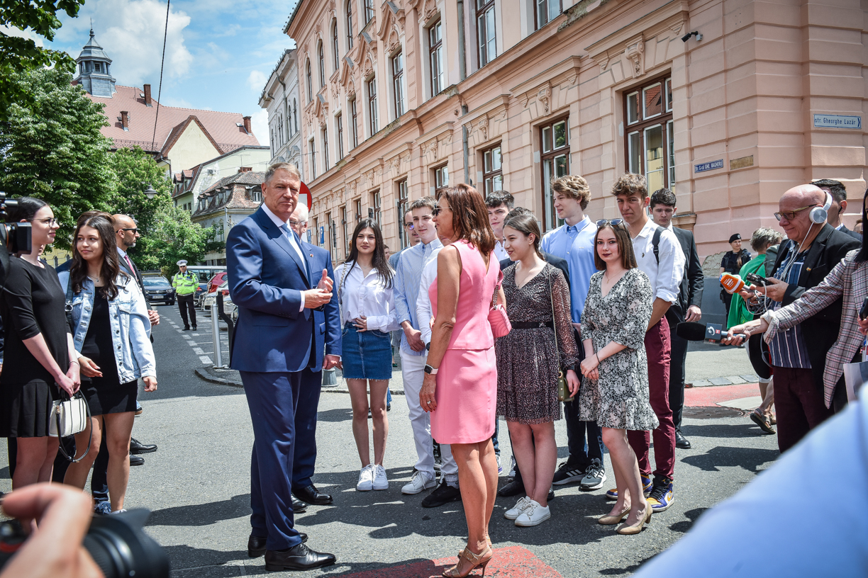 Președintele Iohannis, de la Sibiu, către elevi, părinți și dascăli: „Aveți încredere, lucrurile se vor îmbunătăți”