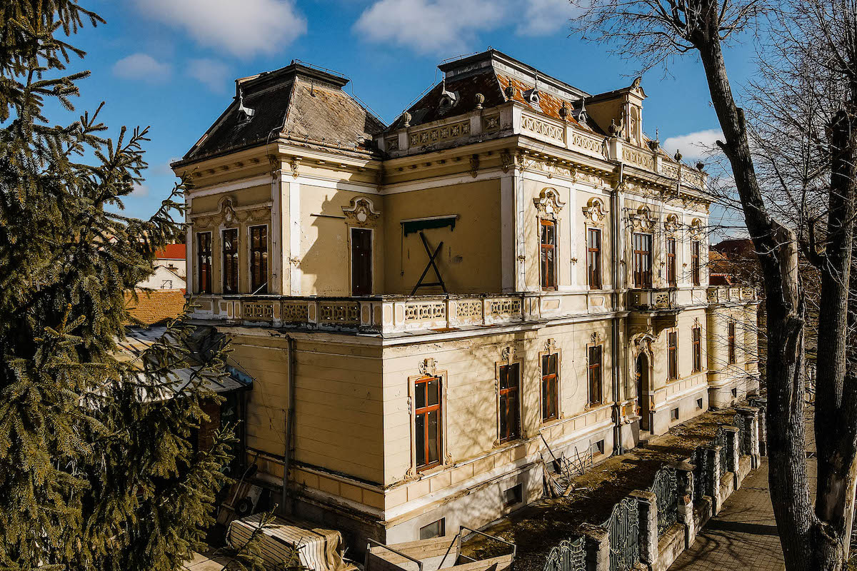 Fostul cămin de bătrâni din Săliște, scos la vânzare: 1,4 milioane de euro. Acum 8 ani era evaluat la 650 de mii de euro