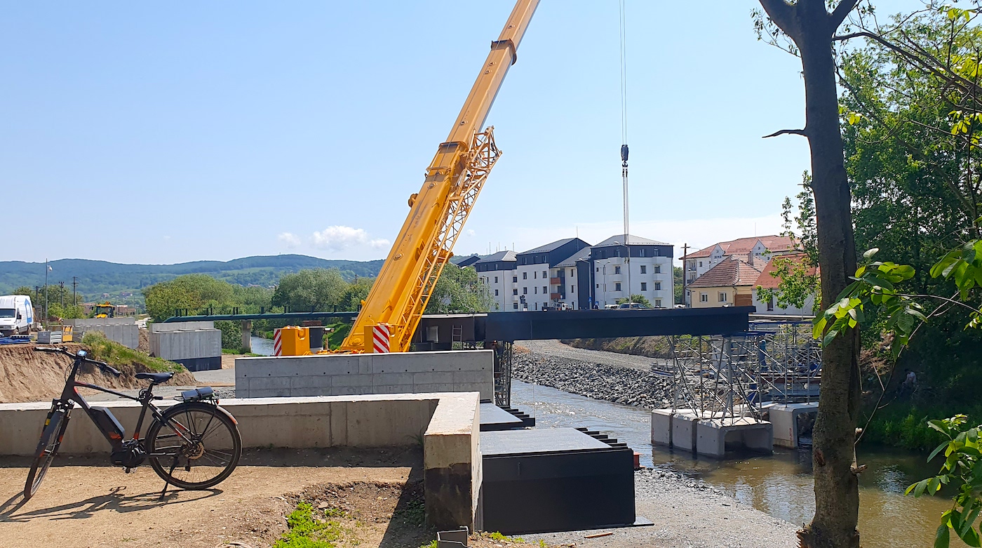 A început montarea podului circular peste Cibin și Roscbach. Deocamdată, unic în țară