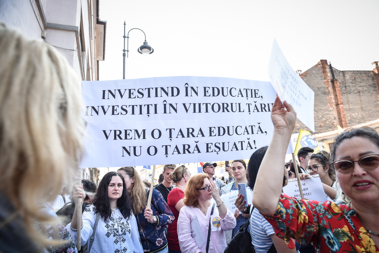 Directorii școlilor din Sibiu sunt alături de colegii aflați în grevă. Negrea: Dacă nu putem atrage profesori buni îl punem pe ChatGPT să dea examen de definitivat?