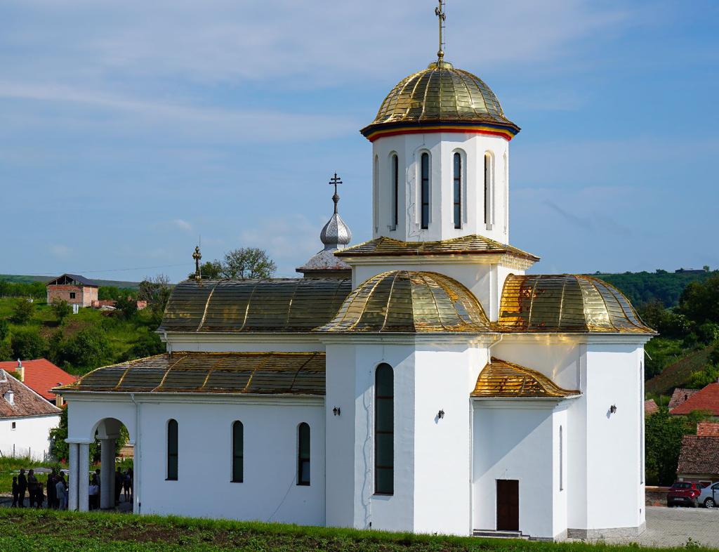 Biserica din Daia a fost sfințită. Primar: Sper ca de acum tot mai mulți credincioși să îi treacă pragul